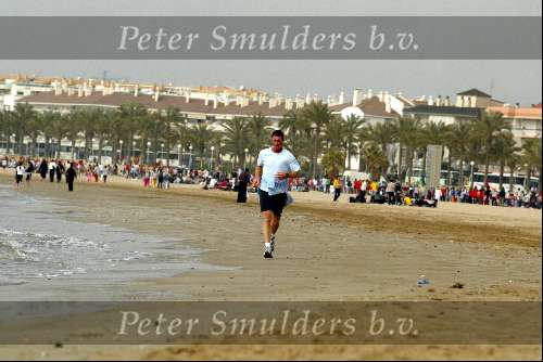 Barcelona, 16 april 2004
Ernie Brandts in zijn nieuwe land waar hij een nieuw bedrijf gaat starten lopend op het strand van Sitges