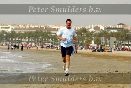 Barcelona, 16 april 2004
Ernie Brandts in zijn nieuwe land waar hij een nieuw bedrijf gaat starten lopend op het strand van Sitges