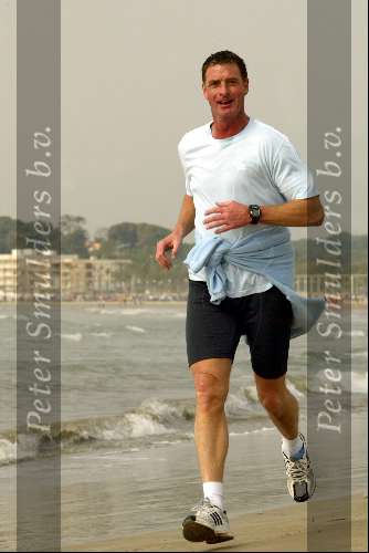 Barcelona, 16 april 2004
Ernie Brandts in zijn nieuwe land waar hij een nieuw bedrijf gaat starten lopend op het strand van Sitges