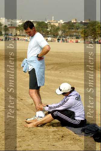 Barcelona, 16 april 2004
Ernie Brandts in zijn nieuwe land waar hij een nieuw bedrijf gaat starten wordt gemasseerd door zijn vriendin Amy Hoyer