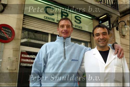 Barcelona, 16 april 2004
Ernie Brandts in zijn nieuwe land waar hij een nieuw bedrijf gaat starten hier met zijn fysiotherapeut Toni