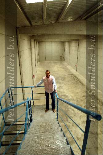 Barcelona, 18 Maart 2004
Ernie Brandts met op de achtergrond het nieuwe magazijn
waar binnen kort de voorraad koelers en flessen water komen te staan
