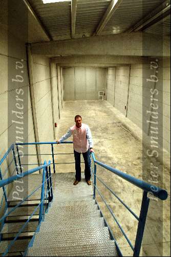 Barcelona, 18 Maart 2004
Ernie Brandts met op de achtergrond het nieuwe magazijn
waar binnen kort de voorraad koelers en flessen water komen te staan
