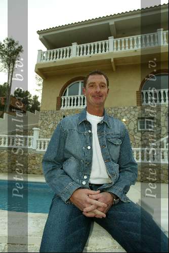 Barcelona, 18 Maart 2004
Ernie Brandts voor zijn huis en zwembad
