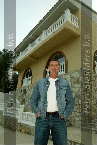 Barcelona, 18 Maart 2004
Ernie Brandts voor zijn huis en zwembad