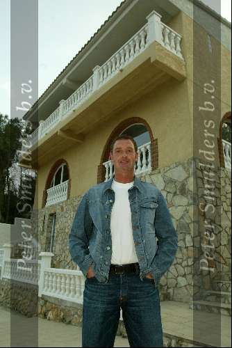 Barcelona, 18 Maart 2004
Ernie Brandts voor zijn huis en zwembad