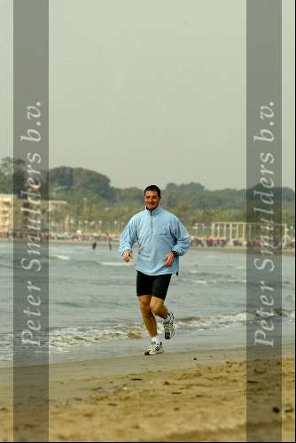 Barcelona, 16 april 2004
Ernie Brandts in zijn nieuwe land waar hij een nieuw bedrijf gaat starten lopend op het strand van Sitges