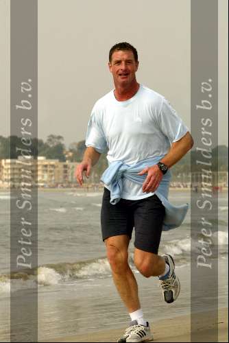 Barcelona, 16 april 2004
Ernie Brandts in zijn nieuwe land waar hij een nieuw bedrijf gaat starten lopend op het strand van Sitges