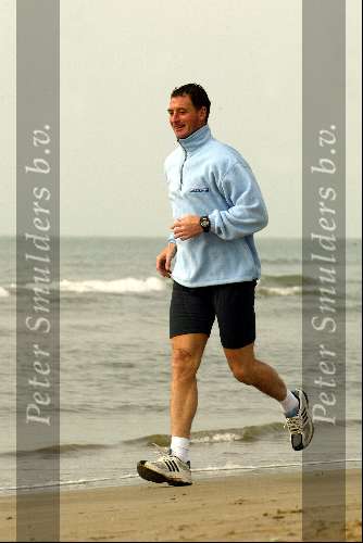Sitges, 17 Maart 2004 Ernie Brandts lopend op het strand van sitges