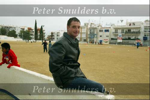 Barcelona, 16 april 2004
Ernie Brandts in zijn nieuwe land waar hij een nieuw bedrijf gaat starten hier bij het voetballen van het zoontje van z\'n vriendin