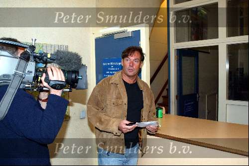 Amsterdam 16 maart 2004
Gerard Joling moet zich melden bij Politieburo met cameraploeg.