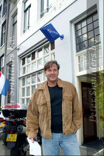 Amsterdam 16 maart 2004
Gerard Joling moet zich melden bij Politieburo met cameraploeg.