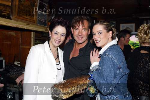 Muiden 29 maart 2003
Presentatie dvd Gerard Joling bij Cafe ome Ko in Muiden.
Gerard Joling En Sheila Timmerman en Sandra Timmerman