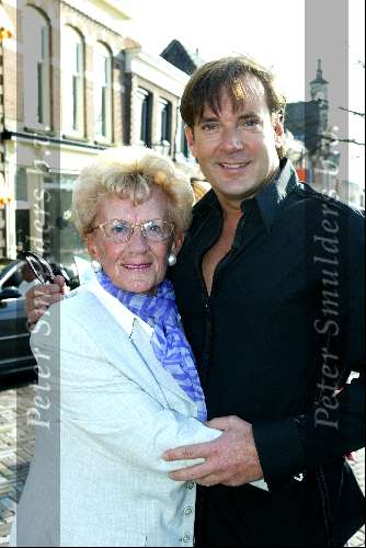 Muiden 29 maart 2003
Presentatie dvd Gerard Joling bij Cafe ome Ko in Muiden.
Gerard Joling met moeder