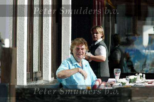 Lech 17 maart 2004
Hans v Eyk op terras in Lech