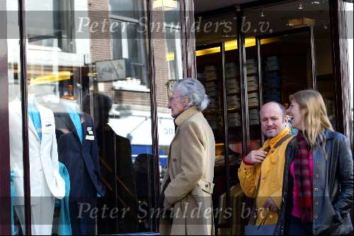 Amsterdam 3 maart 2004
Harry Mulisch winkelen in de pc Hooftstraat