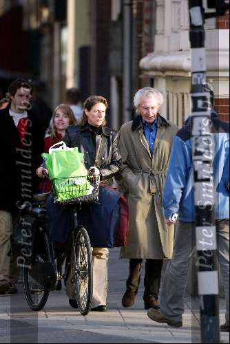 Amsterdam 27 maart 2004
Harry Mulisch met vrouw op PC Hooftstraat