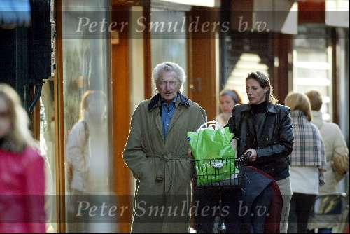 Amsterdam 27 maart 2004
Harry Mulisch met vrouw op PC Hooftstraat