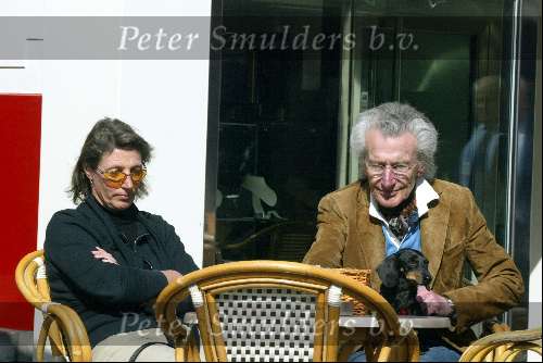 Amsterdam 29 maart 2003
Harry Mulisch met vrouw en hondje op een terras