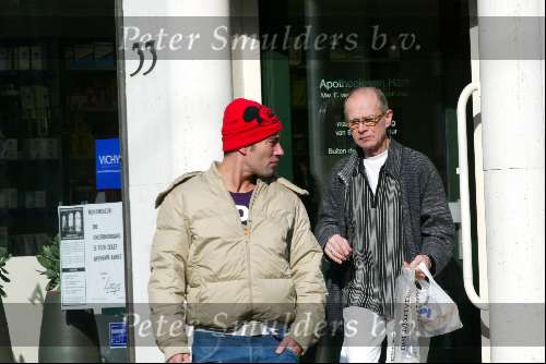Amsterdam 3 maart 2004
Henk v Ulsen met vriend bij apotheek op Cornelis Schuytstraat