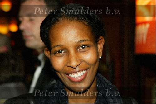 Amsterdam 16 maart 2004
Premiere in Tushinski Amsterdam.
Hirsi Ali met haar persoonlijke beveiliger op de achtergrond