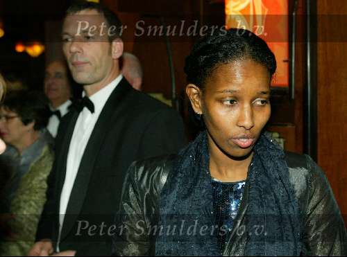 Amsterdam 16 maart 2004
Premiere in Tushinski Amsterdam.
Hirsi Ali met haar persoonlijke beveiliger op de achtergrond