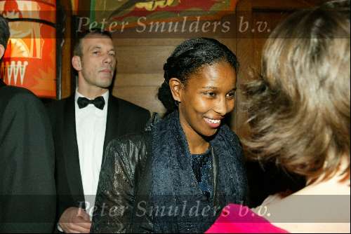 Amsterdam 16 maart 2004
Premiere in Tushinski Amsterdam.
Hirsi Ali met haar persoonlijke beveiliger op de achtergrond