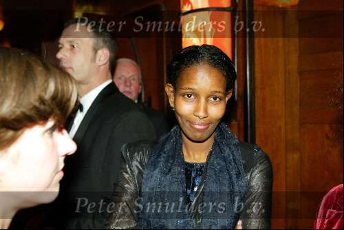 Amsterdam 16 maart 2004
Premiere in Tushinski Amsterdam.
Hirsi Ali met haar persoonlijke beveiliger op de achtergrond