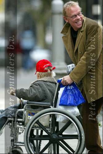 Amsterdam 27 maart 2004
Jack Spijkerman met zoontje  in rolstoel vanwege gebroken been