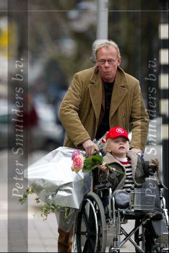 Amsterdam 27 maart 2004
Jack Spijkerman met zoontje  in rolstoel vanwege gebroken been