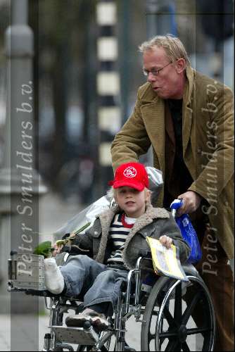 Amsterdam 27 maart 2004
Jack Spijkerman met zoontje  in rolstoel vanwege gebroken been