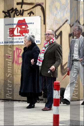 Amsterdam 27 maart 2004
Joop Braakhekke met moeder op PC Hooftstraat