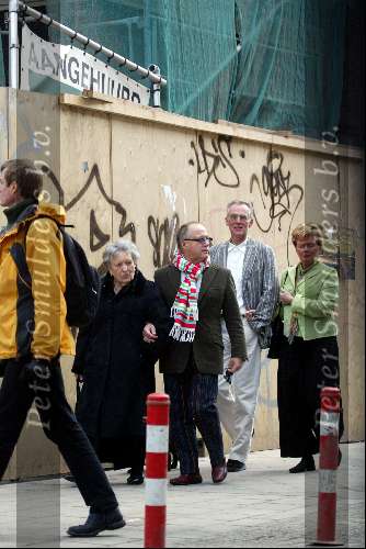 Amsterdam 27 maart 2004
Joop Braakhekke met moeder op PC Hooftstraat