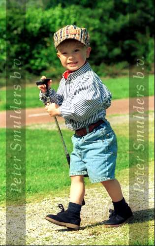 Eindhoven 16 Mei 1993.
Junior Smulders net 2 jaar oud met papa en mama golfend op golfbaan Welschap.    Golfen