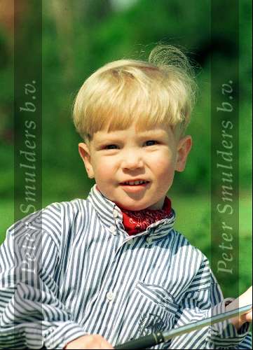 Eindhoven 16 Mei 1993.
Junior Smulders net 2 jaar oud met papa en mama golfend op golfbaan Welschap.    Golfen