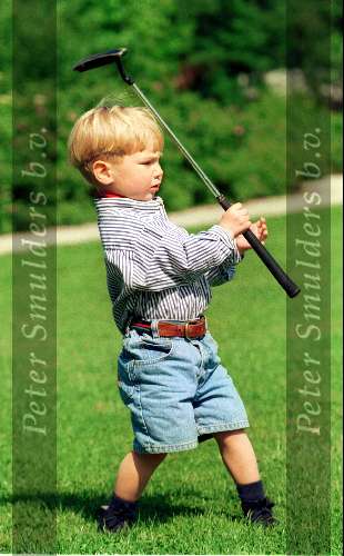 Eindhoven 16 Mei 1993.
Junior Smulders net 2 jaar oud met papa en mama golfend op golfbaan Welschap.    Golfen