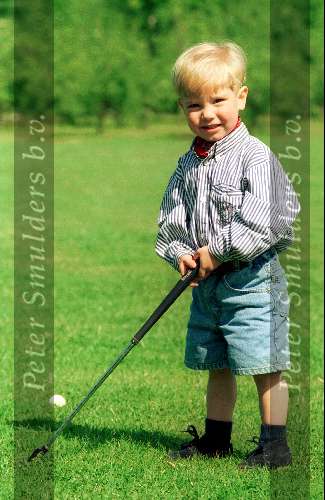 Eindhoven 16 Mei 1993.
Junior Smulders net 2 jaar oud met papa en mama golfend op golfbaan Welschap.    Golfen