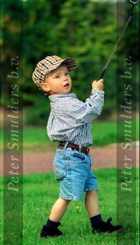 Eindhoven 16 Mei 1993.
Junior Smulders net 2 jaar oud met papa en mama golfend op golfbaan Welschap.    Golfen
