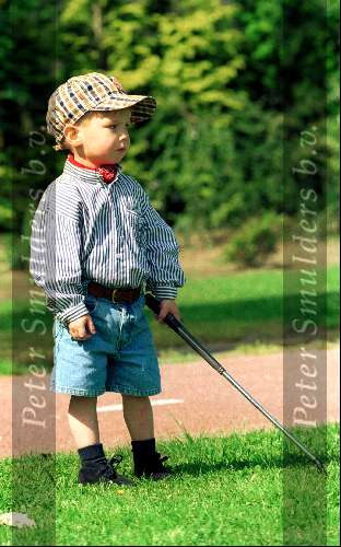 Eindhoven 16 Mei 1993.
Junior Smulders net 2 jaar oud met papa en mama golfend op golfbaan Welschap.    Golfen