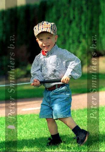Eindhoven 16 Mei 1993.
Junior Smulders net 2 jaar oud met papa en mama golfend op golfbaan Welschap.    Golfen
