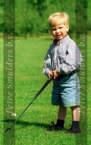 Eindhoven 16 Mei 1993.
Junior Smulders net 2 jaar oud met papa en mama golfend op golfbaan Welschap.    Golfen