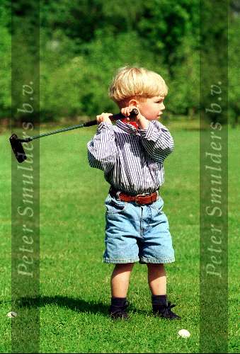 Eindhoven 16 Mei 1993.
Junior Smulders net 2 jaar oud met papa en mama golfend op golfbaan Welschap.    Golfen