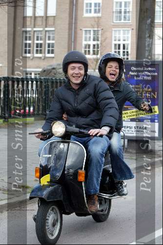 Amsterdam 27 maart 2004
Lizelotte v Dijk met vriend Durk op scooter