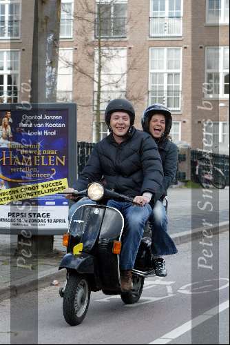 Amsterdam 27 maart 2004
Lizelotte v Dijk met vriend Durk op scooter