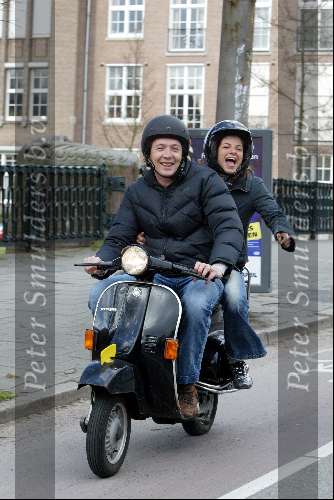 Amsterdam 27 maart 2004
Lizelotte v Dijk met vriend Durk op scooter