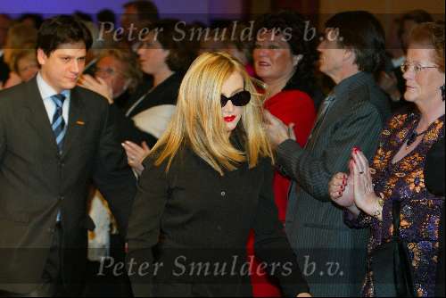 Amsterdam 14 maart 2004
Modeshow Paul Schulten in het Okura hotel.
Madonna bij modeshow. De werkelijke naam van deze dame is Angelique Bosman uit het Brabantse Waalre en was als grap bedoeld voor de couturier Schulten.