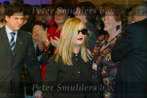 Amsterdam 14 maart 2004
Modeshow Paul Schulten in het Okura hotel.
Madonna bij modeshow. De werkelijke naam van deze dame is Angelique Bosman uit het Brabantse Waalre en was als grap bedoeld voor de couturier Schulten.