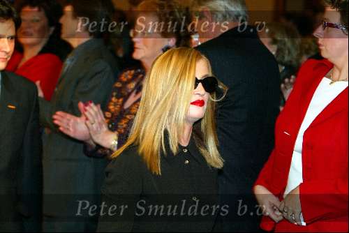 Amsterdam 14 maart 2004
Modeshow Paul Schulten in het Okura hotel.
Madonna bij modeshow. De werkelijke naam van deze dame is Angelique Bosman uit het Brabantse Waalre en was als grap bedoeld voor de couturier Schulten.