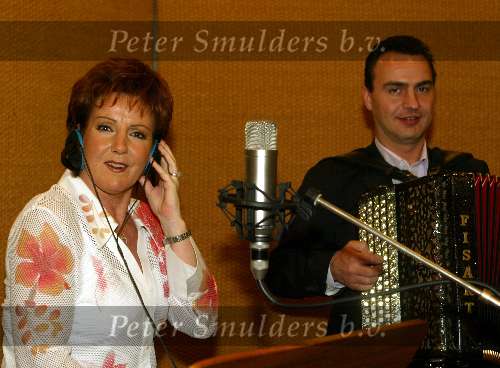 Weert, 29 Maart 2004
Studio Johnny Hoes      Studio Telstar
Marianne Weber met accordeonist