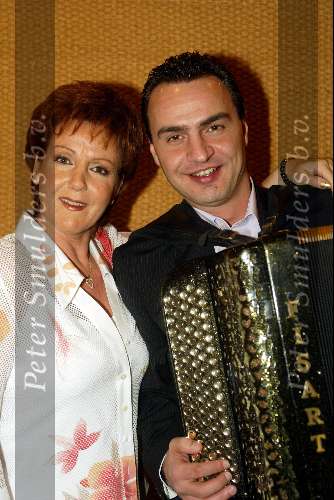 Weert, 29 Maart 2004
Marianne Weber met accordeonist
